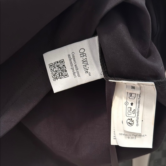 Off-White Black Short Sleeve Tee Graphic Design - Picture 7 of 16